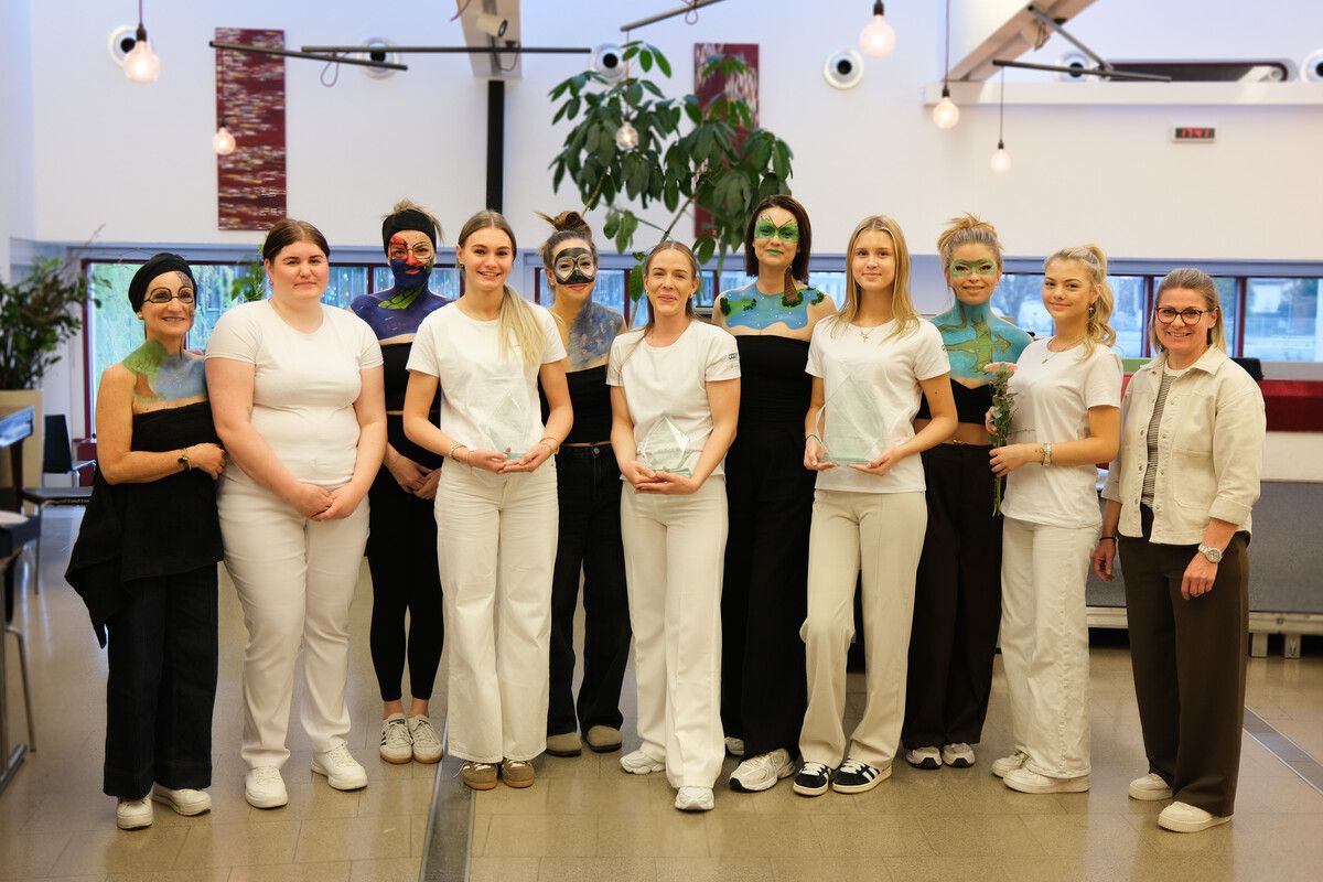 Starke Leistungen Beim Lehrlingswettbewerb siegte im Bereich Kosmetik Annabell Vallazza (Britta Reith) vor ex aequo Alicia Feigl (Nägele & Strubell) und Lena Ender (Mädelfein) sowie Julia Lentsch (SAMIA Kosmetik). Bei der Fußpflege ging der Sieg an Annabell Vallazza vor Alicia Feigl und Lena Ender. Beim Fantasie-Make-up siegte Xenia Lesic (Rosengold) vor Annabell Vallazza und Lena Ender.⇒ ELSENO