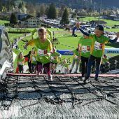 Kinder bezwingen Skisprungschanzen