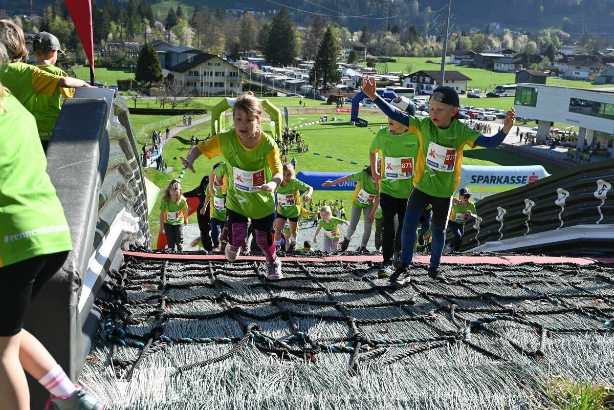 Stolz kamen die Kinder oben an der Schanze an.⇒BVS (5)