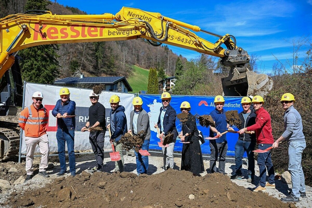 Strahlten mit der Sonne um die Wette: Vertreter:innen von Bauherrin, Generalunternehmen und Gemeinde beim Spatenstich von Alpenländischer und Rhomberg Bau in Tschagguns. ⇒Julienne Speckle