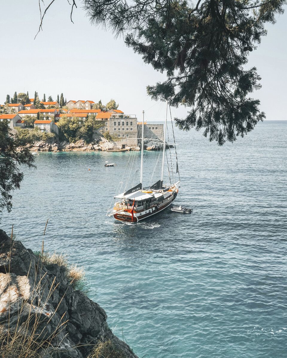 Sveti Stefan liegt auf einer kleinen Insel vor der Küste.⇒Unsplash/petar lazarevic