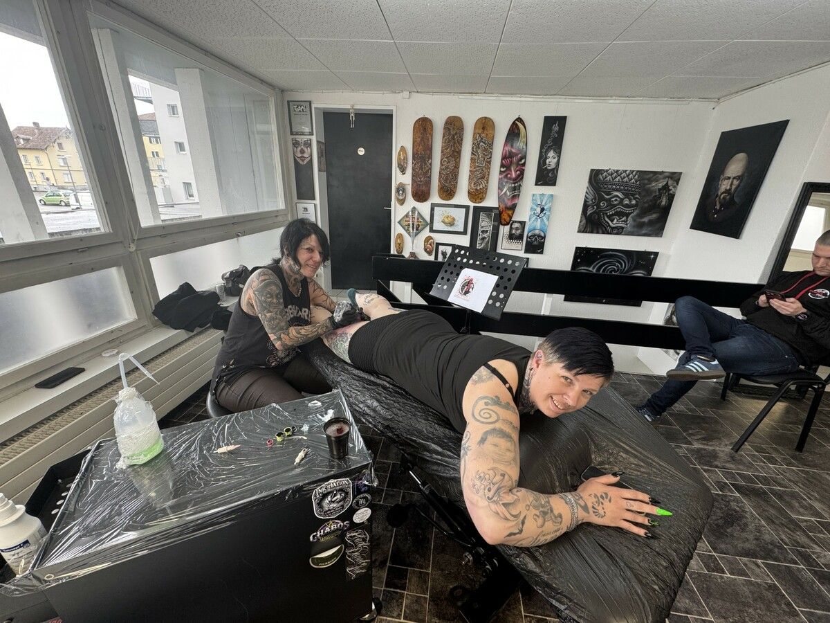 Tätowiererin Mary und Simone kennen sich bereits seit über 20 Jahren. ⇒VOL.AT/Strobel
