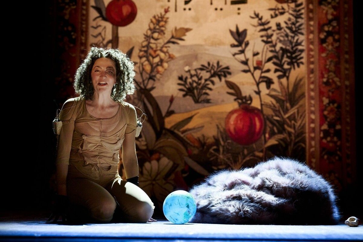 Tamara Stern macht aus dem Stück einen intensiven Abend über Treue, Verlust und Menschlichkeit.⇒Anja Köhler