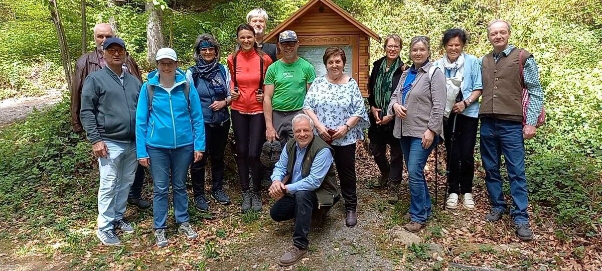 Teilnehmer auf dem internatiolen Literaturweg „Stille Laute“ mit Anne Mathes (5. v.r.).⇒hab