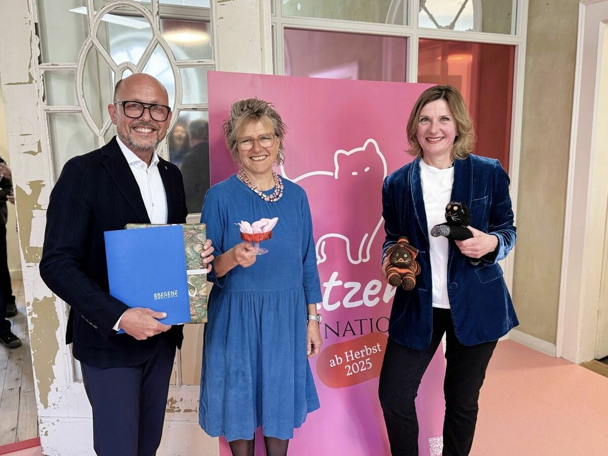 Tierärztin Tanja Warter (r.) mit Bürgermeister Michael Ritsch und Assistentin Sylvia Lutz bei der Eröffnungsfeier.⇒Sigrid Juen