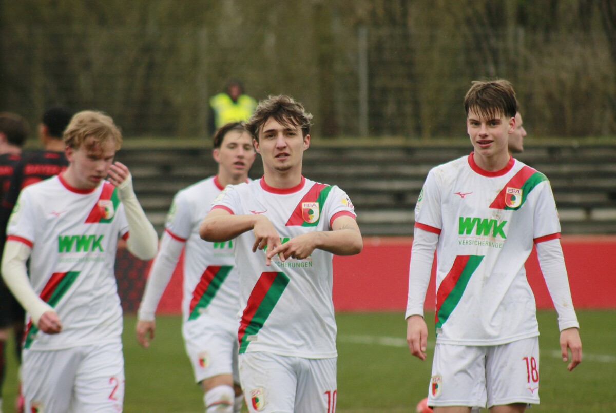 Torjubel von Vorarlbergs Nachwuchstalent und FC-Augsburg-U17-Spieler Fabio Ebner (Mitte).⇒FCA