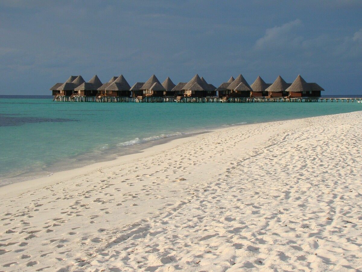 Traumstrände auf den Malediven. So verlockend diese sind, so kompliziert und teuer können Flugreisen dorthin sein.⇒Armin.Malojer/vn.vol.at