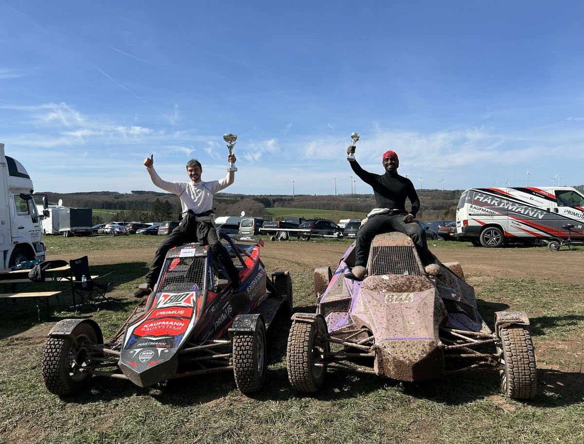Triplesieger Christian Hartmann (l.) ist der Schreck von Krautscheid, rechts freut sich Marc Schneider über Platz vier.⇒VN