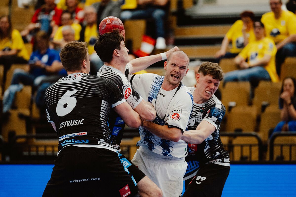 Tumi Runarsson ließ sich auch von drei Tirolern nicht stoppen. Der Isländer, der im Sommer den Alpla HC Hard verlassen wird, erzielte so wie Matthias Hild sieben Treffer beim Finaleinzug im ÖHB-Cup.⇒GEPA