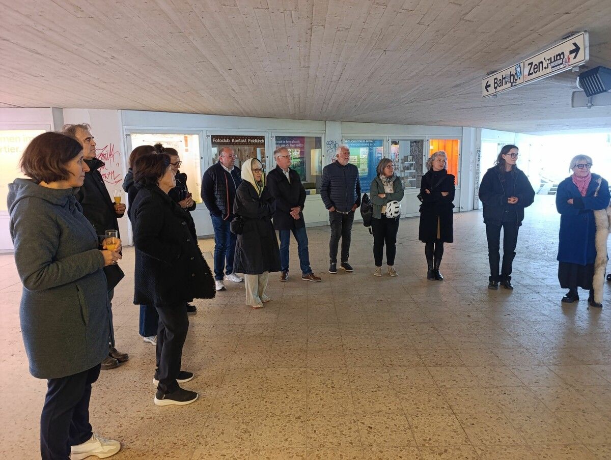 Ungewöhnlicher Ausstellungsort mit Wirkung: Die Vitrinen in der Unterführung bei der Bärenkreuzung bringen Kunst dorthin, wo der Alltag stattfindet – und machen das Thema Demenz für alle sichtbar. ⇒Senioren-Betreuung Feldkirch