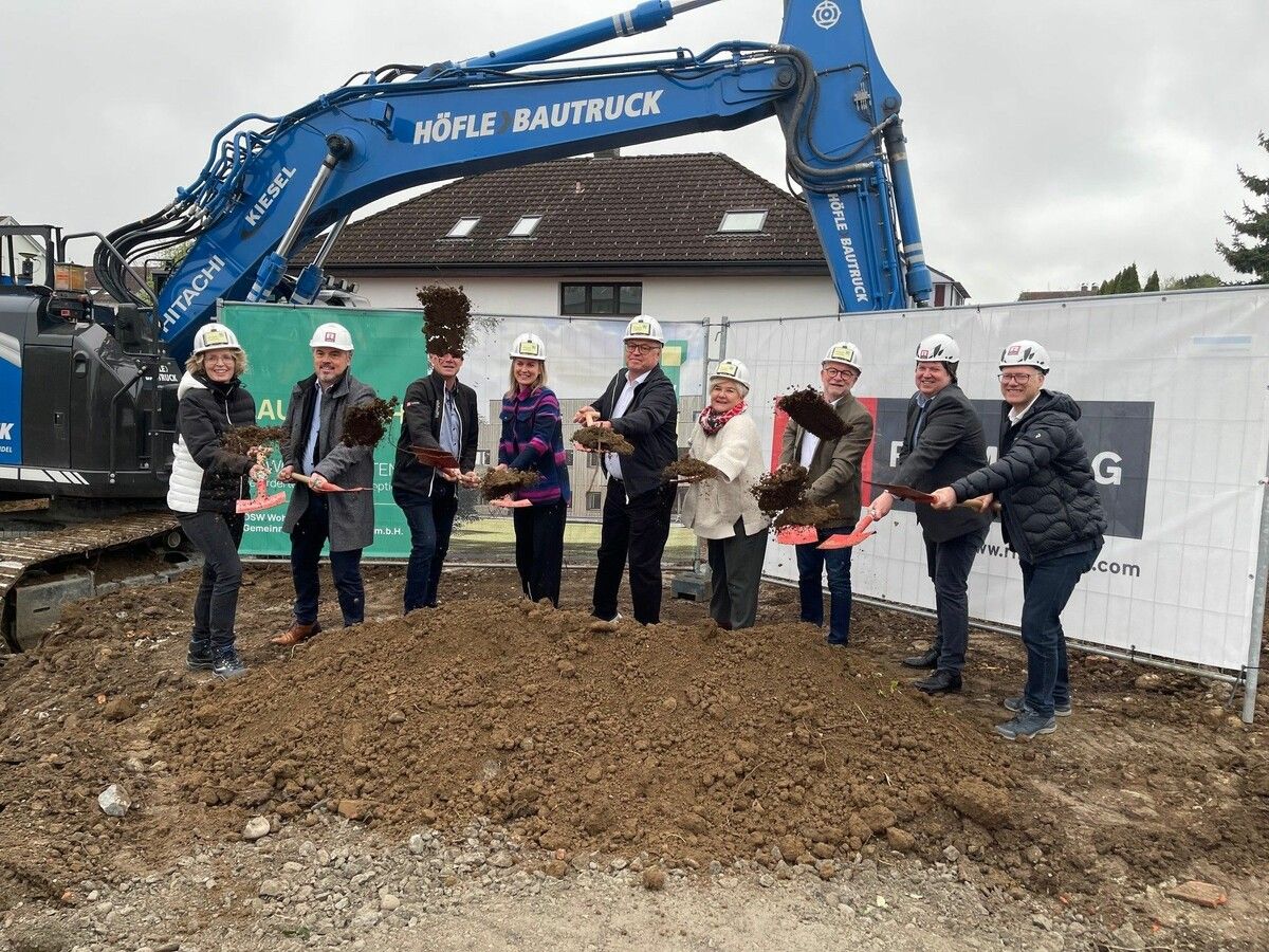 Vertreter der Gemeinde Lauterach, des Generalunternehmers und des ÖSW WBV beim Spatenstich. ⇒VN