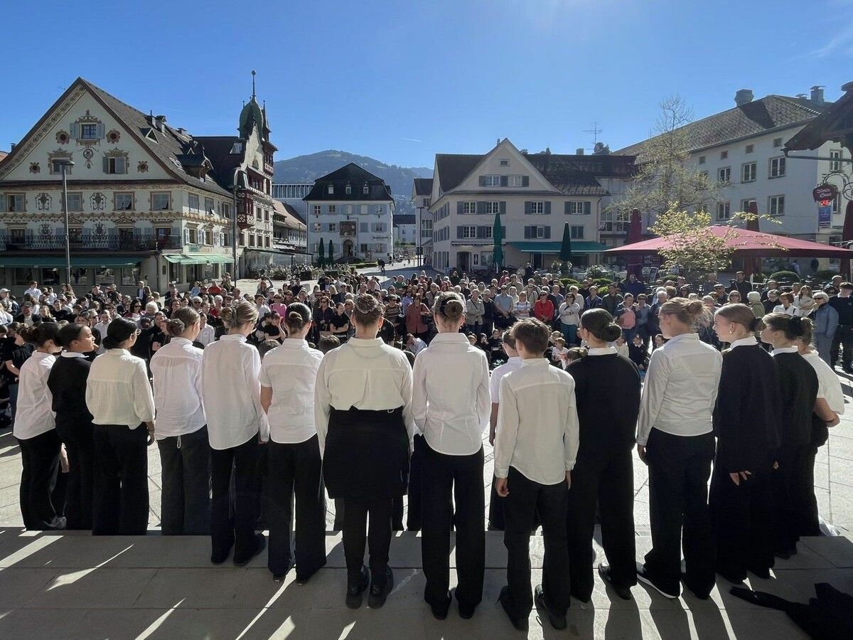 Viele Zuhörer lauschten der Chormusik am Marktplatz.⇒ Stadt