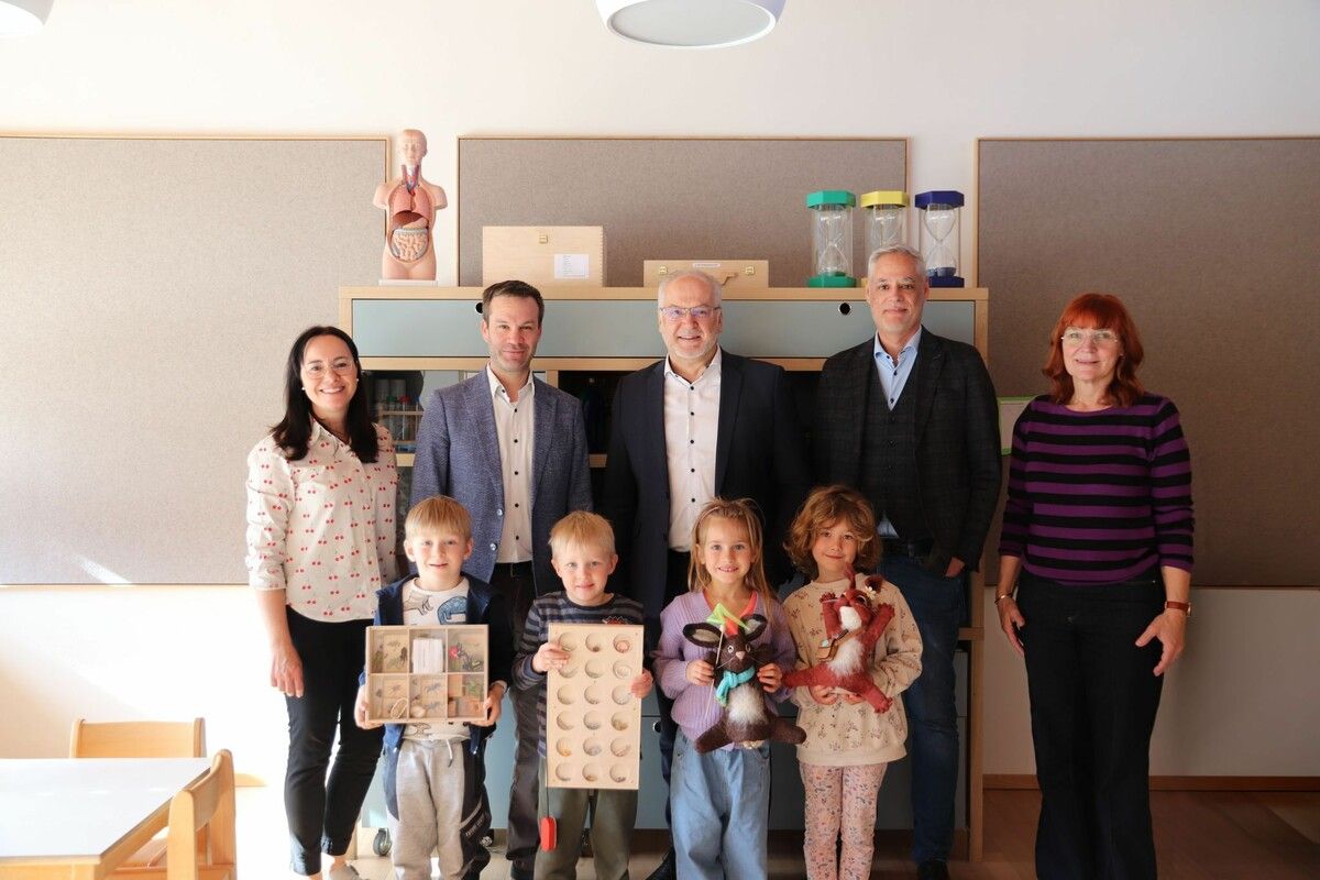 V.l.: Daniela Schäfer (Kindergarten), Florian Themeßl-Huber (Bürgermeister), Elmar Hartmann (Gantner Electronic), Georg Seidlich (Gantner Electronic) und Barbara Taudes (Kindergarten). ⇒Gemeinde Nüziders
