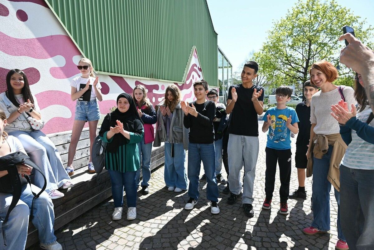 Voller Freude überreichen die Schüler ihre erste Geschichte beim dô.⇒bvs (5)