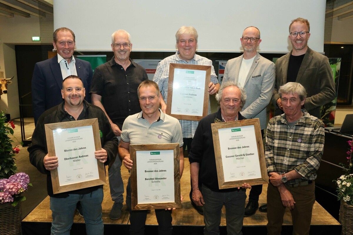 Vorne: „Moster des Jahres“ Andreas Oberhauser (Mäder) und die „Brenner des Jahres“ Alexander Berchtel (Schnifis) sowie Gerold und Günther Gassner (Höchst). Hinten: LKÖ-Präsident Josef Moosbrugger, LK-Gartenbaureferent Ulrich Höfert, „Obstverwerter des Jahres“ Andreas Krammel, Ländle-Marketing-GF Marcel Strauss und LR Christian Gantner.⇒Arno Meusburger