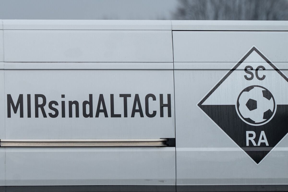 Während die Mannschaft am Donnerstag nach Klagenfurt fliegt, wird die Aufschrift des Materialwagens schon am Mittwoch auf dem Weg nach Kärnten zu sehen sein.⇒Serra