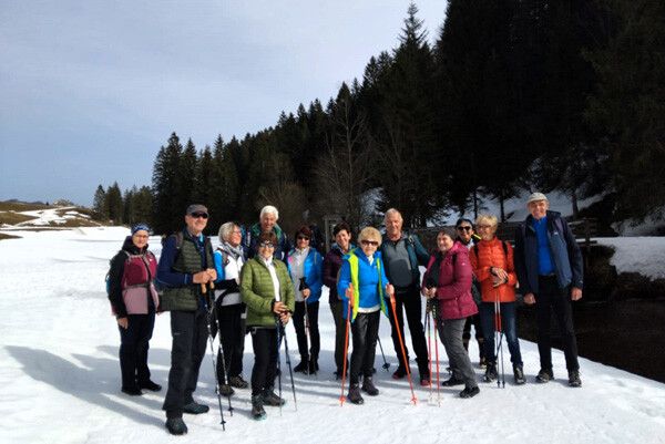 Wandergruppe genießt Winterlandschaft, Einkehr und geselliges Beisammensein am Hochhäderich. ⇒Vorarlberg 50Plus Düns