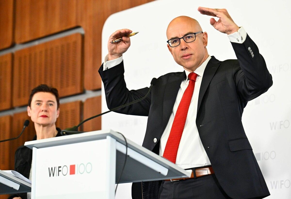 Wifo-Budgetexpertin Margit Schratzenstaller und Wifo-Chef Gabriel Felbermayr im Rahmen der Pressekonferenz zur aktuellen Konjunkturprognose 2026 und 2027 in Wien.⇒APA/Hans Klaus Techt