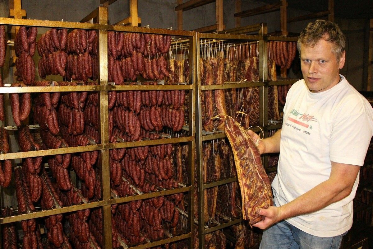 Wises Spezialitäten „reifen“ in der Wälder Metzge bei Alois Feurstein nach alter Tradition.