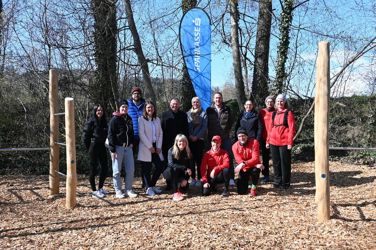 Zahlreiche Beteiligte und Partner präsentierten bei der Eröffnung den neuen Fitnessparcours im Waldgebiet neben dem Waldstadion in Gisingen. ⇒stadt feldkirch