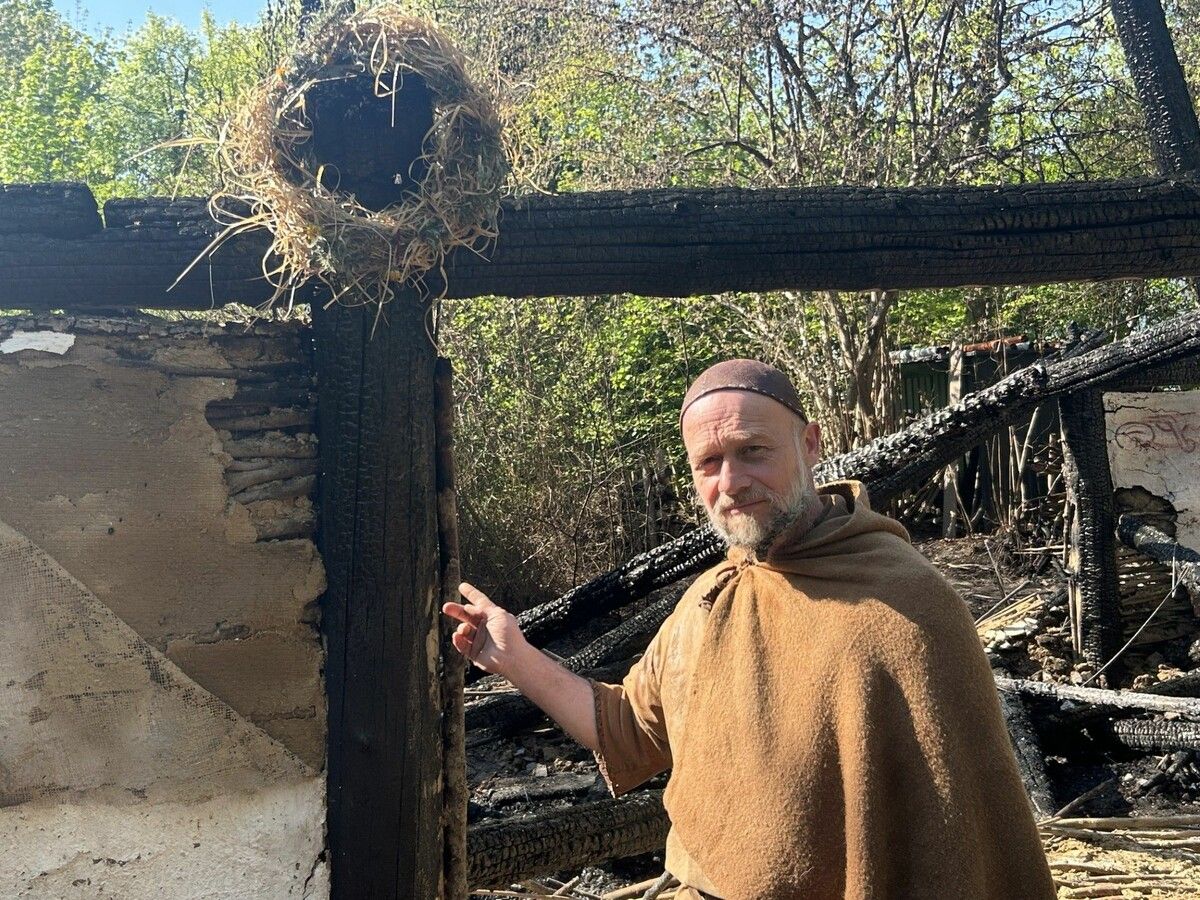 Zeichen des Mitgefühls. Jemand hat einen Gedenkkranz ans Gebälk der Brandruine befestigt. ⇒VN/sohm