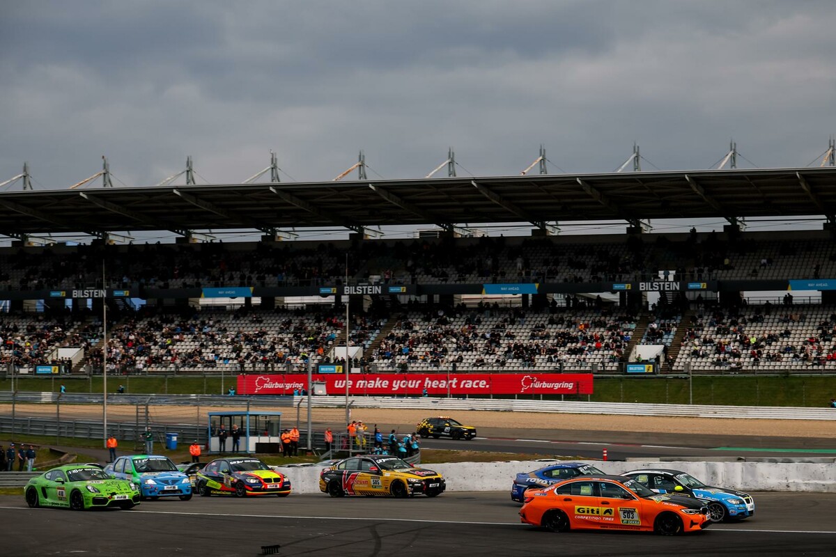 Zum Zeitpunkt der Tragödie lenkte Eggers Teamkollegin Siri Hökfelt den BMW 330i (orange Farbe) des Team GITI Tires Motorsport.⇒BMW