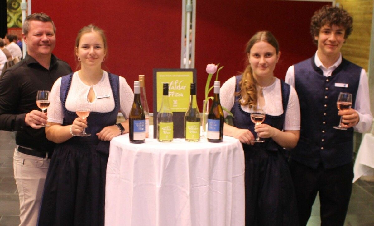 Zusätzlicher Praxisunterricht für Schülerinnen und Schüler der dritten HLT-Klasse. Service-Lehrer Jakob Handler war mit deren Auftritt sehr zufrieden. ⇒stp