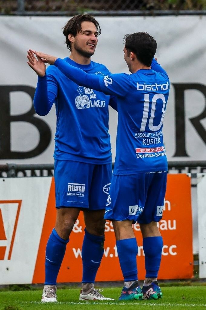 Admiras Kicker jubeln über den Derbysieg.⇒vn/tk