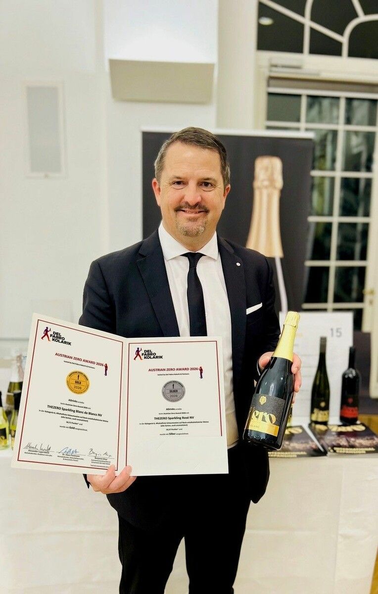 ADrinks-Geschäftsführer Kessler mit dem ausgezeichneten Produkt und den Urkunden des Austrian Zero Awards.⇒ FA