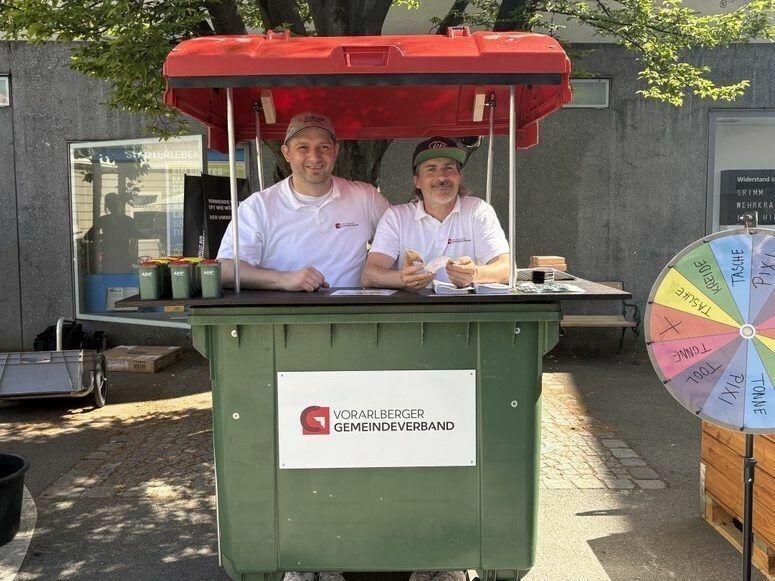 Alexander Cukic und Matthias Hendrickx-Fischer Vorarlberger Gemeindeverband in ihrer umgebauten Tonne. VN/PFE