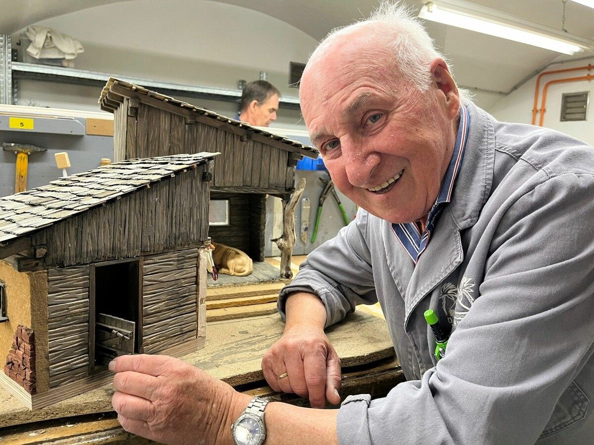 Alfred Brunold ist langjähriges Mitglied des Krippenvereins Dornbirn und hilft Neulingen bei der Umsetzung ihrer Ideen.