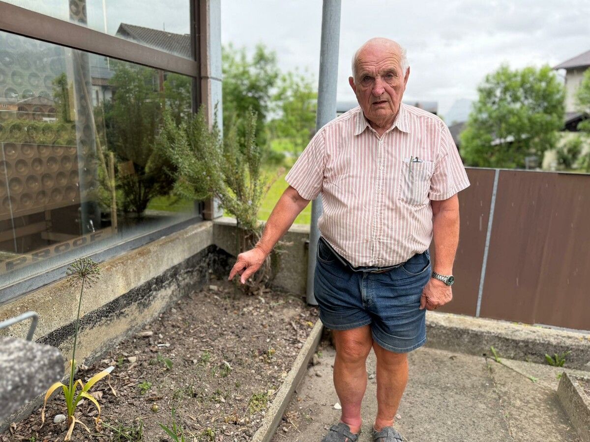 Alois Hotz (85) vor der Stelle in seinem Garten, an der er die Urne mit seiner Frau platzieren möchte.⇒RM/Rausch