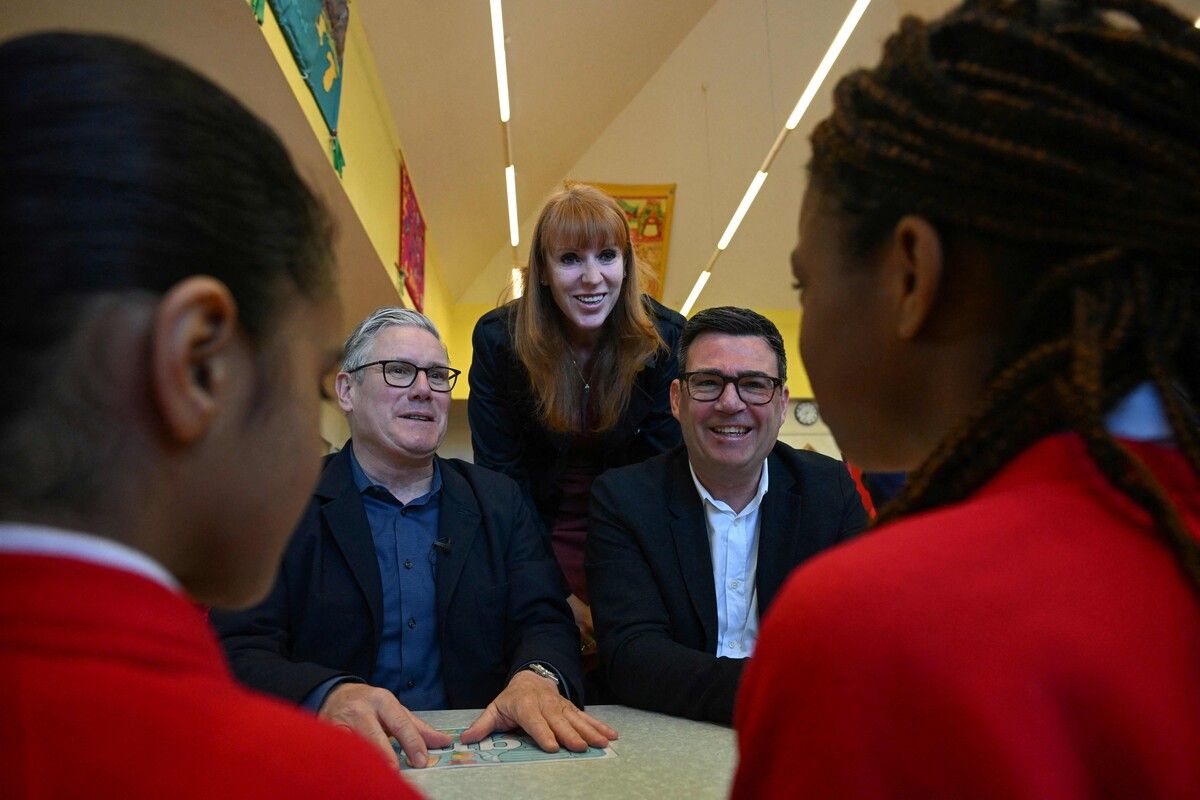 Andy Burnham (r.), Bürgermeister von Manchester, will sich für einen Machtkampf mit Keir Starmer in Stellung bringen. ⇒afp