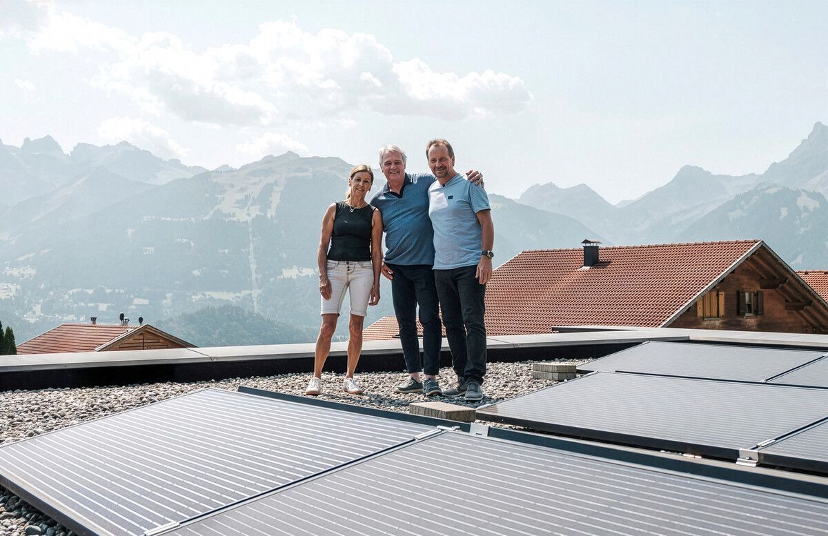 Anita Wachter-Salzgeber und Rainer Salzgeber mit Hansesun-Vertriebsleiter Andreas Müller auf dem Dach mit ihrer 10 kWp PV-Anlage.⇒Julian Voit