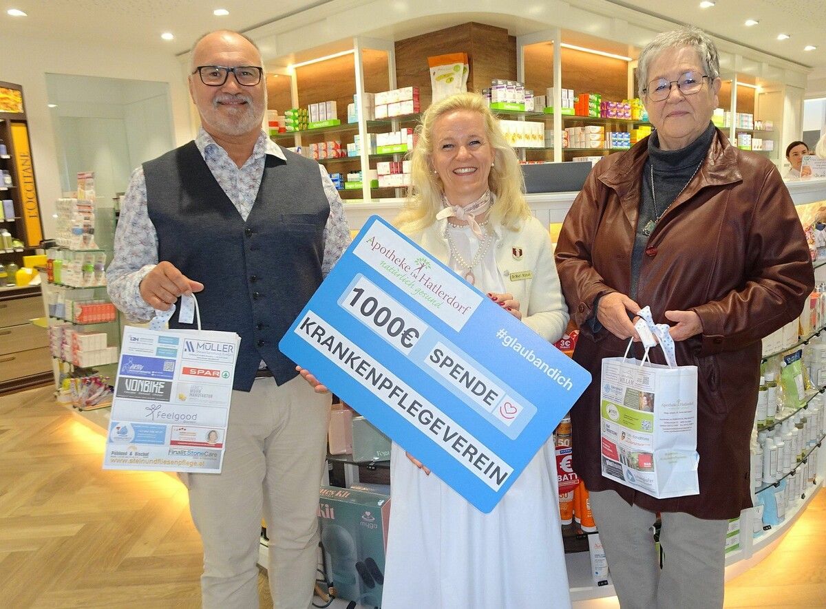 Apothekenleiterin Silvia Rief-Kirsch (Mitte), Elisabeth Ruepp und Johannes Drexel vom KPV Dornbirn freuten sich gemeinsam über die erfolgreiche Spendenaktion zugunsten des Krankenpflegevereins Dornbirn.⇒cth