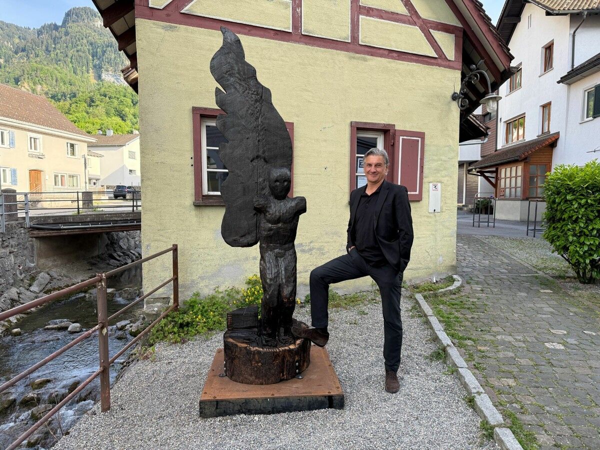 Arno Egger und seine Skulptur Abrakadabra/ Der brennende (Seraph).⇒Franc