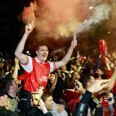 Arsenal-Ekstase nach Titelgewinn auf dem Sofa
