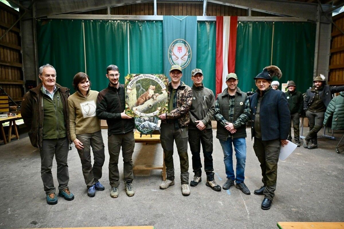Auf den Sieger des Bürser Jagdschießens wartet eine handbemalte Scheibe.⇒dob