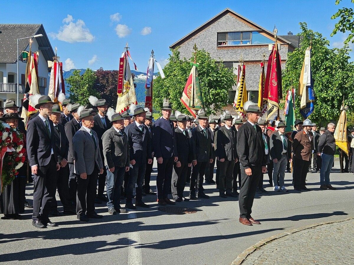 Aufstellung der Fahnenabordnungen und Kameradschaftsbünde beim Kriegerdenkmal.