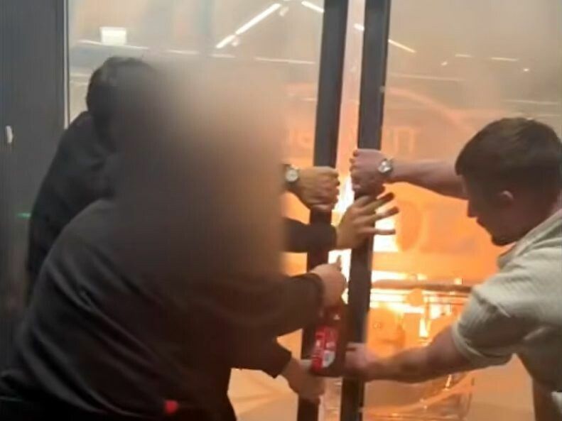 Augenzeugen versuchten den Brand zu löschen. ⇒Lesereporter