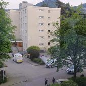 Polizeieinsatz in Dornbirn: Mann verletzt, Täter flüchtig