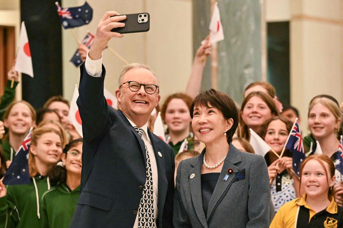 Australiens Premier Anthony Albanese und Japans Premierministerin Sanae Takaichi posieren bei einer Begrüßungszeremonie in Canberra.