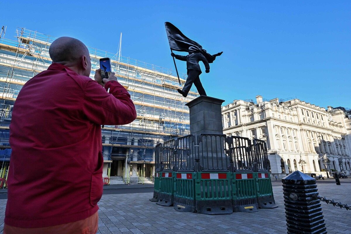 Banksy-Statue sorgt im Zentrum Londons für Aufsehen.⇒afp