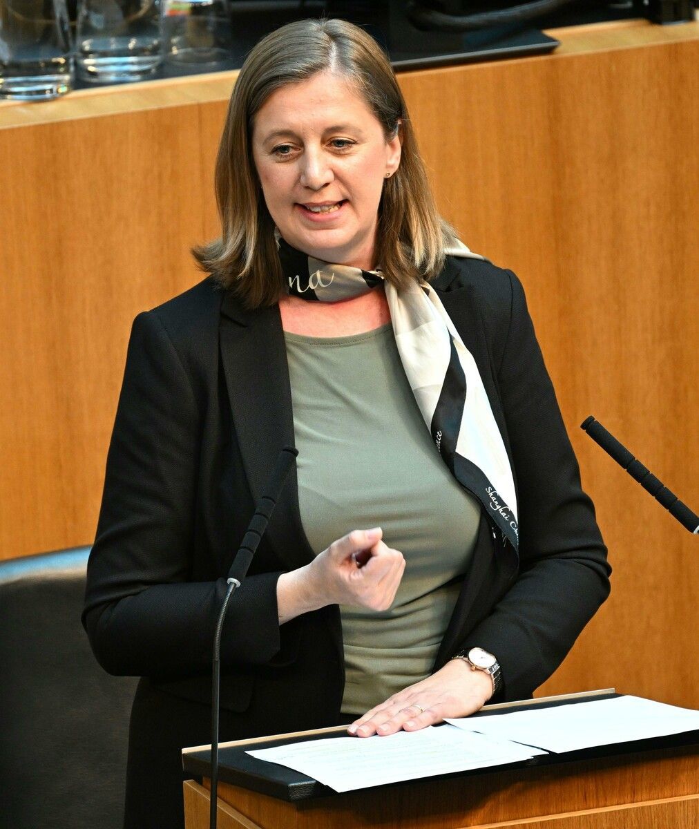 Barbara Eibinger-Miedl (ÖVP) spricht von einer „verantwortungsvollen Lösung“⇒APA/HELMUT FOHRINGER