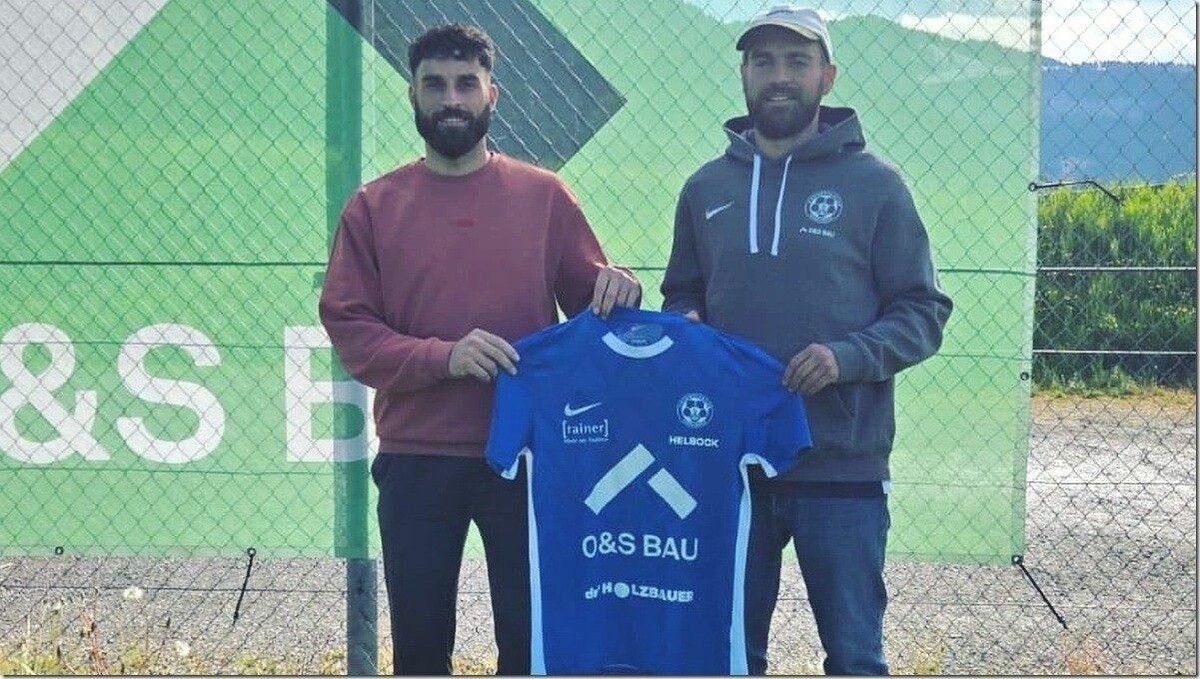 Baris Sahin (l.) mit Andelsbuch-Sportchef Philipp Hörmann bei der Vertragsunterzeichnung. ⇒VEREIN