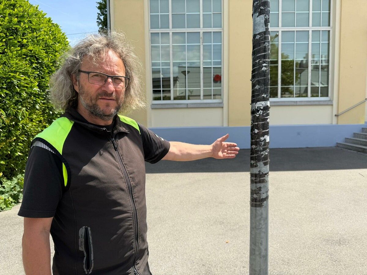 Bauamtsleiter Wilfried Ammann vor einem zugeklebten Laternenmast. ⇒RM/Rausch