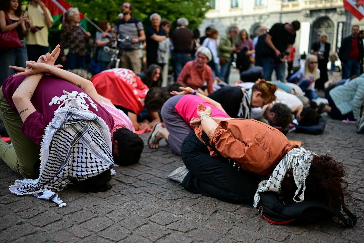 Bei einem Flashmob „In the same boat“ in Mailand protestieren Menschen gegen Israels Festnahme und Behandlung von Aktivisten der Global Sumud Flotilla.