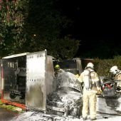 Pkw und Container bei Brand komplett zerstört