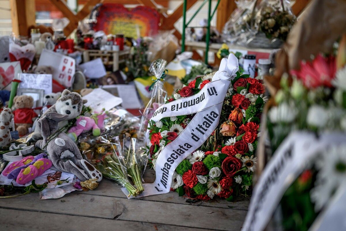 Blumen an Gedenkstätte für die 41 Opfer des verheerenden Brandes.⇒afp