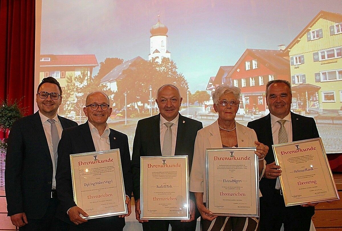 Bürgermeister Johannes Feurle hatte die Ehre, verdienstvolle Persönlichkeiten auszuzeichnen – v. l.: Walter Vögel, Rudi Fink, Elvira Bilgeri und Helmut Blank. ⇒stp